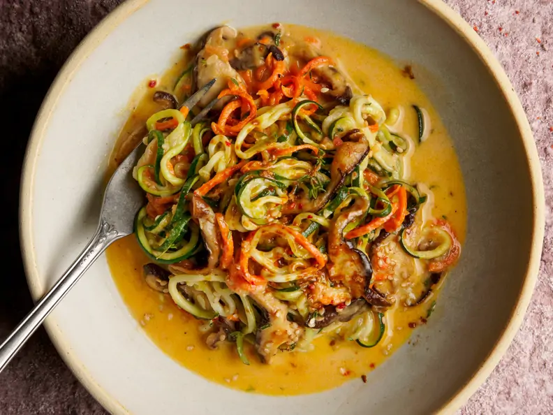 Gemüsenudeln mit Käsesauce