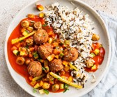 Vegane Hackbällchen in Gemüsesauce mit Reis