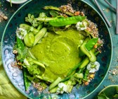 Erbsen-Minz-Suppe mit grünem Gemüse