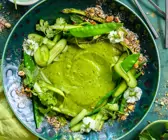 Erbsen-Minz-Suppe mit grünem Gemüse