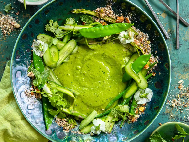 Erbsen-Minz-Suppe mit grünem Gemüse
