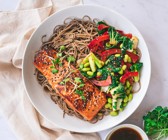 Sobanudel-Bowl mit Miso-Gemüse und Teriyaki-Lachs