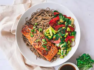 Sobanudel-Bowl mit Miso-Gemüse und Teriyaki-Lachs