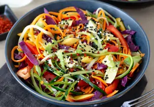 Salat aus Gemüsenudeln