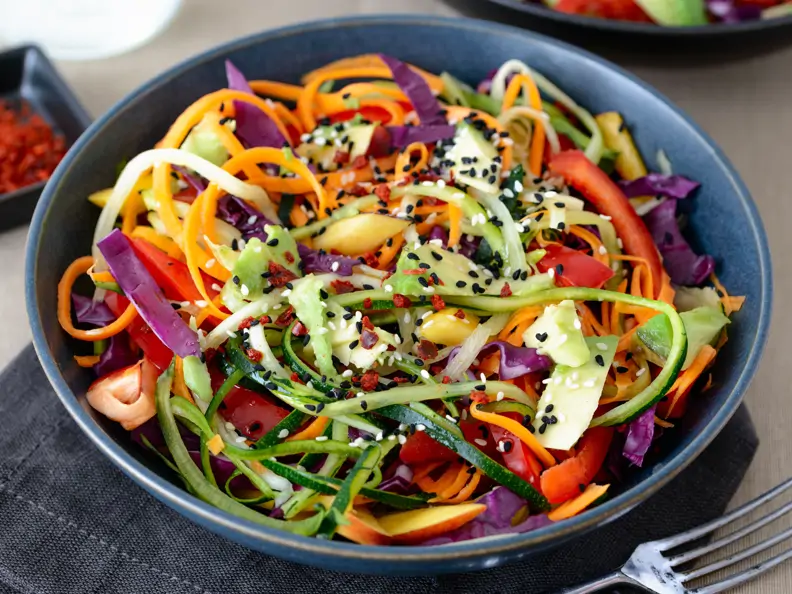 Salat aus Gemüsenudeln