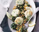 Mini-Fischfrikadellen auf Linsen-Spinat-Gemüse