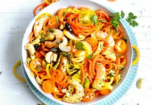 Gemüsenudeln mit Garnelen und Cashewkernen