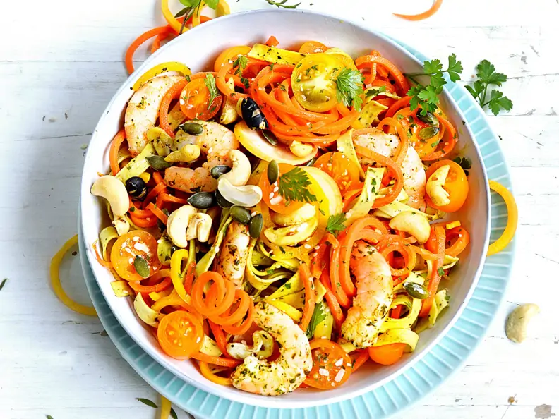 Gemüsenudeln mit Garnelen und Cashewkernen