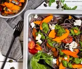 Buchweizennudeln mit Gemüse und Rucola-Matcha-Pesto