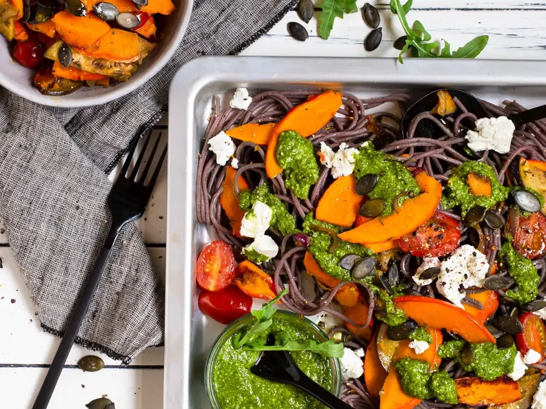 Buchweizennudeln mit Gemüse und Rucola-Matcha-Pesto