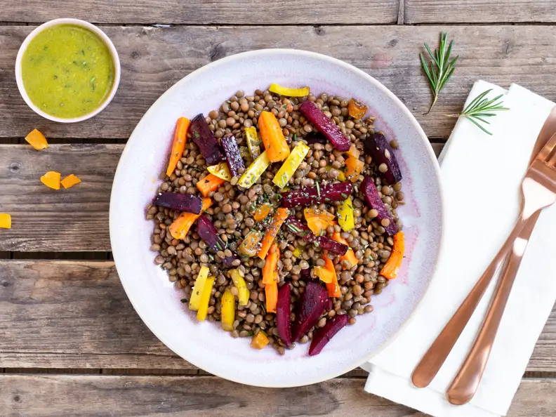 Ofengemüse-Salat mit Linsen und Aprikosen-Algenöl-Dressing