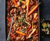 Lammragout mit Aprikosen und Wurzelgemüse