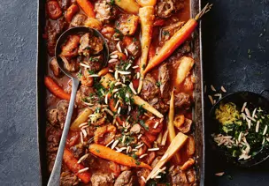 Lammragout mit Aprikosen und Wurzelgemüse