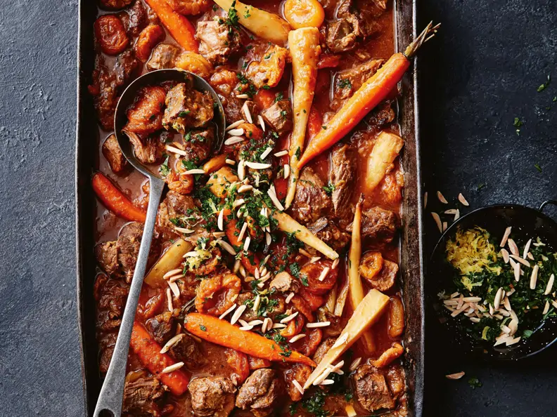 Lammragout mit Aprikosen und Wurzelgemüse