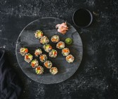 Quinoa-Sushi mit Gemüsefüllung