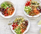 Buddha-Bowl mit Quinoa und Gemüse