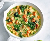 Grünes Gemüse-Curry mit kernigen Haferflocken