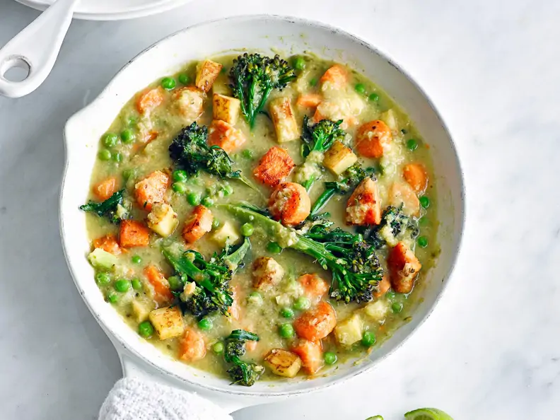Grünes Gemüse-Curry mit kernigen Haferflocken