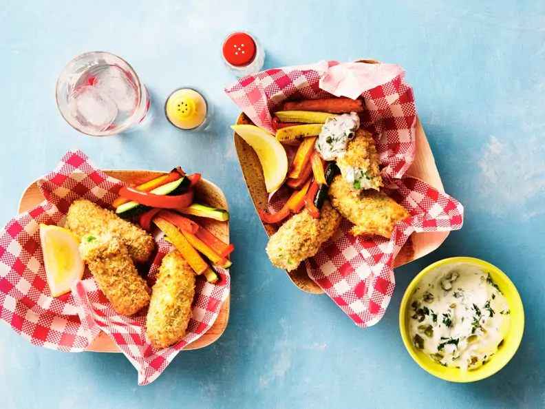 Fischstäbchen mit Gemüse und Joghurt-Dip