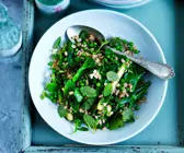 Perlgraupensalat mit grünem Gemüse und Minze