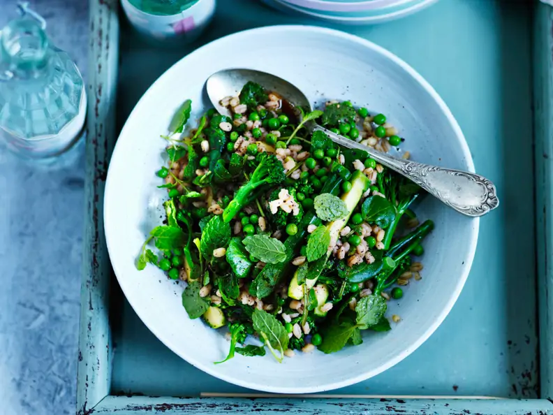 Perlgraupensalat mit grünem Gemüse und Minze