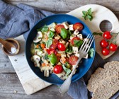 Pilz-Gemüse-Pfanne mit Tofu und Tomaten
