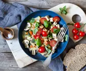 Pilz-Gemüse-Pfanne mit Tofu und Tomaten
