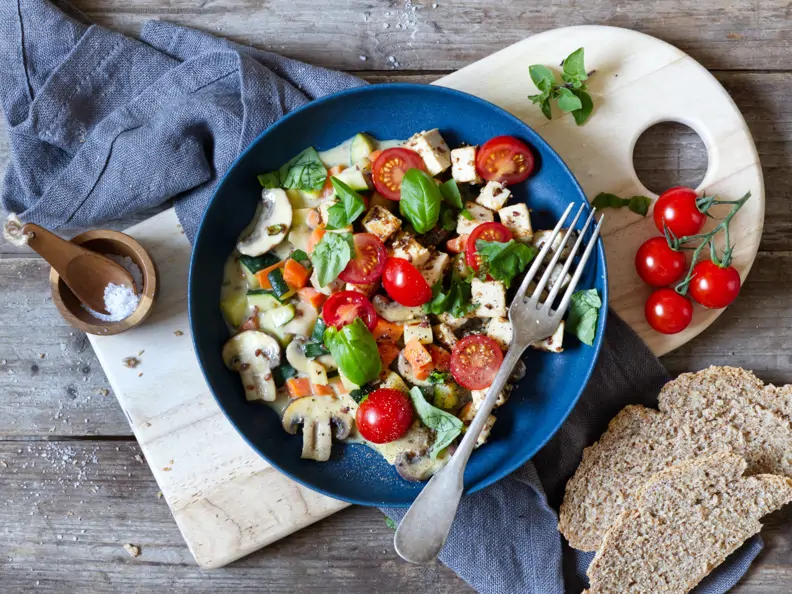 Pilz-Gemüse-Pfanne mit Tofu und Tomaten