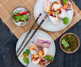 Sushi-Sommerrollen mit Gemüse-Ananas-Füllung und Koriander-Dip