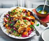 Quinoasalat mit Röstgemüse und Halloumi