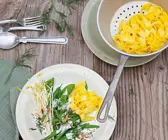 Safran-Pasta mit grünem Kokosgemüse