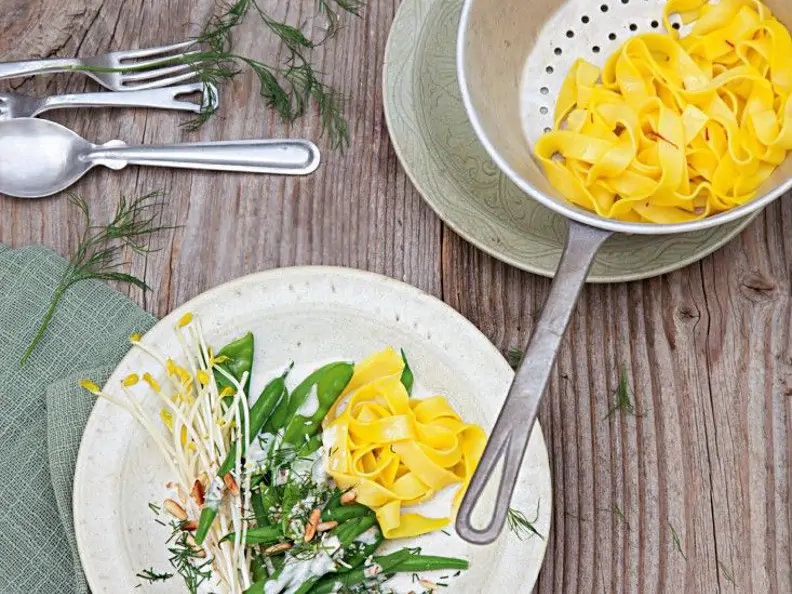 Safran-Pasta mit grünem Kokosgemüse