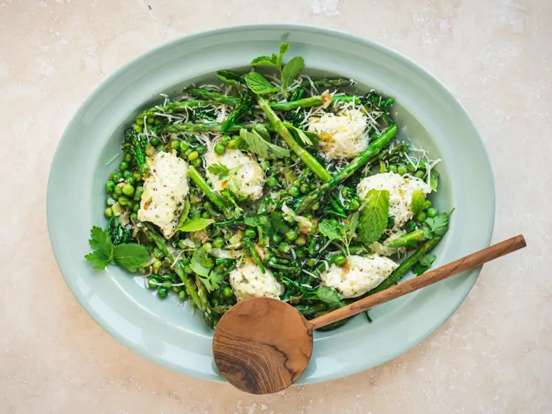 Gnudi mit Frühlingsgemüse