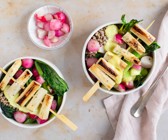 Gemüse-Buchweizen-Bowl mit Spargel-Spießen