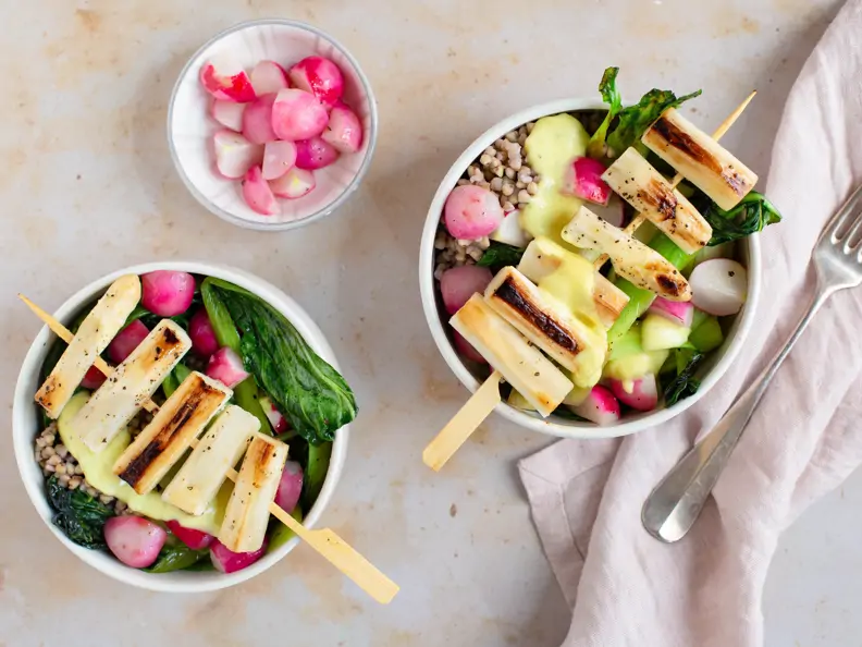 Gemüse-Buchweizen-Bowl mit Spargel-Spießen
