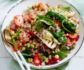 Weizen-Gemüse-Salat mit Halloumi und Erdbeeren