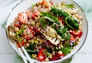Weizen-Gemüse-Salat mit Halloumi und Erdbeeren