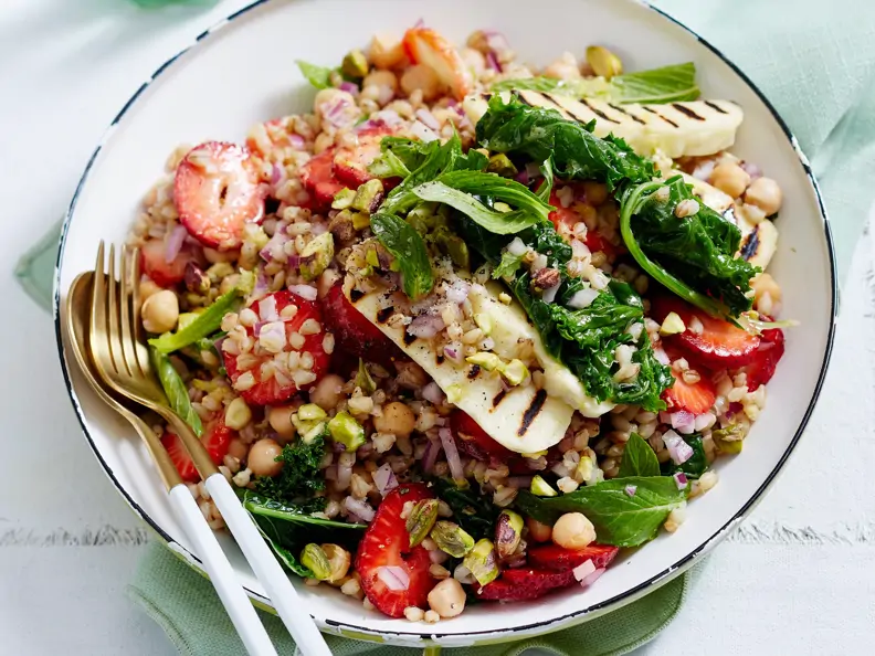 Weizen-Gemüse-Salat mit Halloumi und Erdbeeren