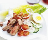 Steakstreifen mit Gemüse und Ei