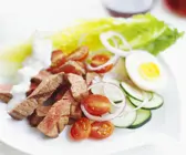Steakstreifen mit Gemüse und Ei
