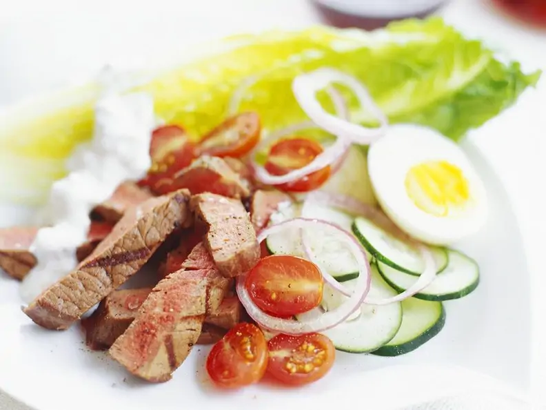 Steakstreifen mit Gemüse und Ei