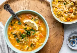 Hühner-Gemüse-Suppe mit Zitrone