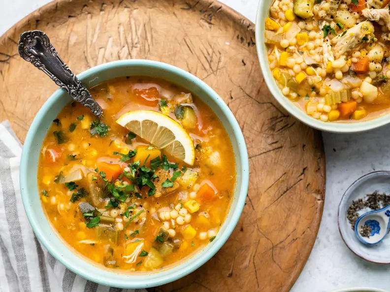 Hühner-Gemüse-Suppe mit Zitrone