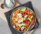 Gemüse-Reis-Pfanne mit Ziegenkäse