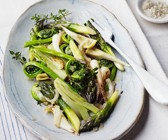 Grünes, junges Gemüse aus dem Wok