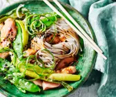 Sobanudeln mit Miso-Lachs und Gemüse