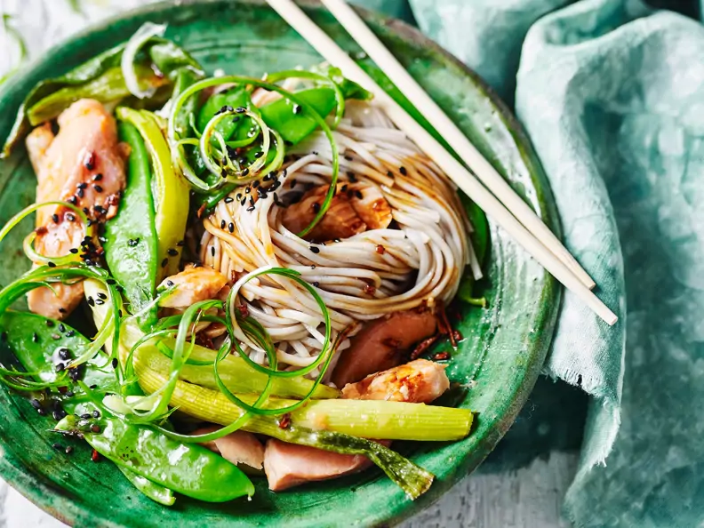 Sobanudeln mit Miso-Lachs und Gemüse