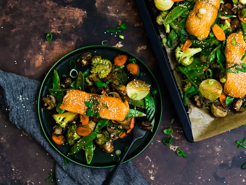 Teriyaki-Lachs mit Gemüse vom Blech