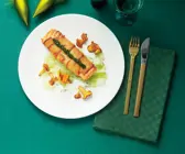 Lachspäcken im Brotmantel mit Gemüse und Pilzen