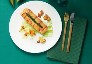 Lachspäcken im Brotmantel mit Gemüse und Pilzen